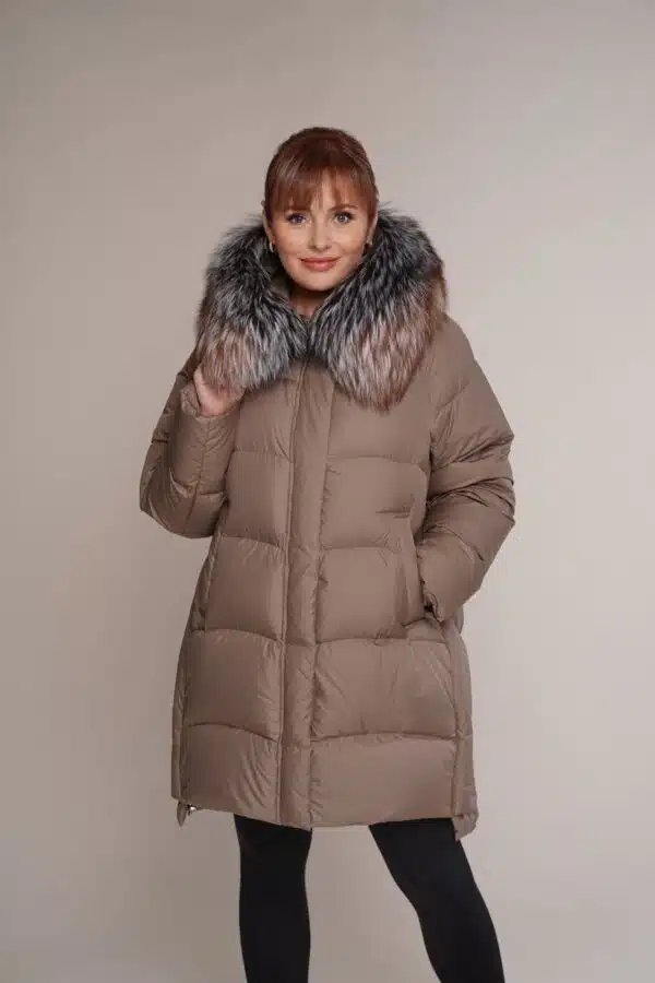 Art 507 | Winterjacke mit Daunen gefüllt in Cappuccino Farbe mit Fuchs auf Kapuze in 46. DE-GR