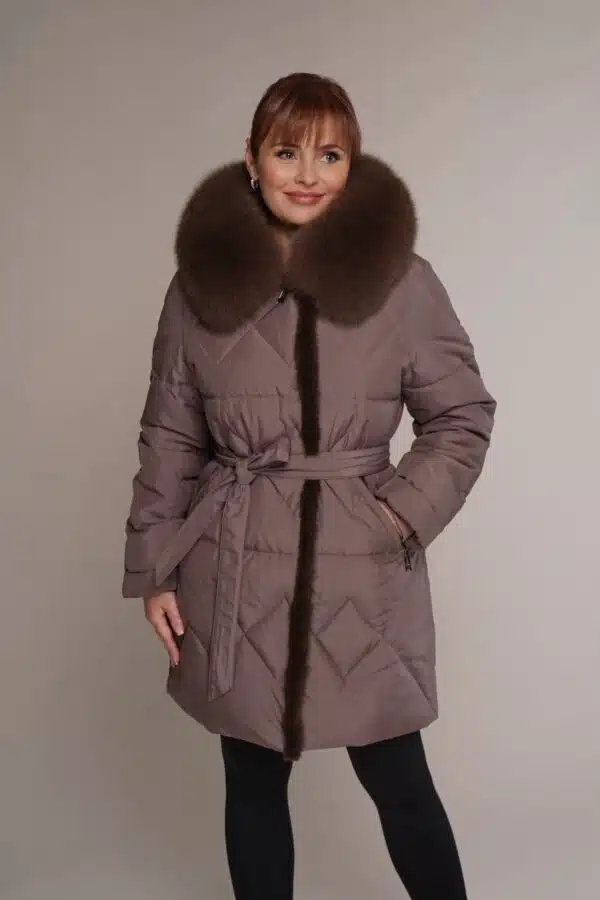 Art 6192 | Winterjacke in Karamellfarbe mit Polarfuchskragen und Besatz aus Nerz in 46. DE-GR