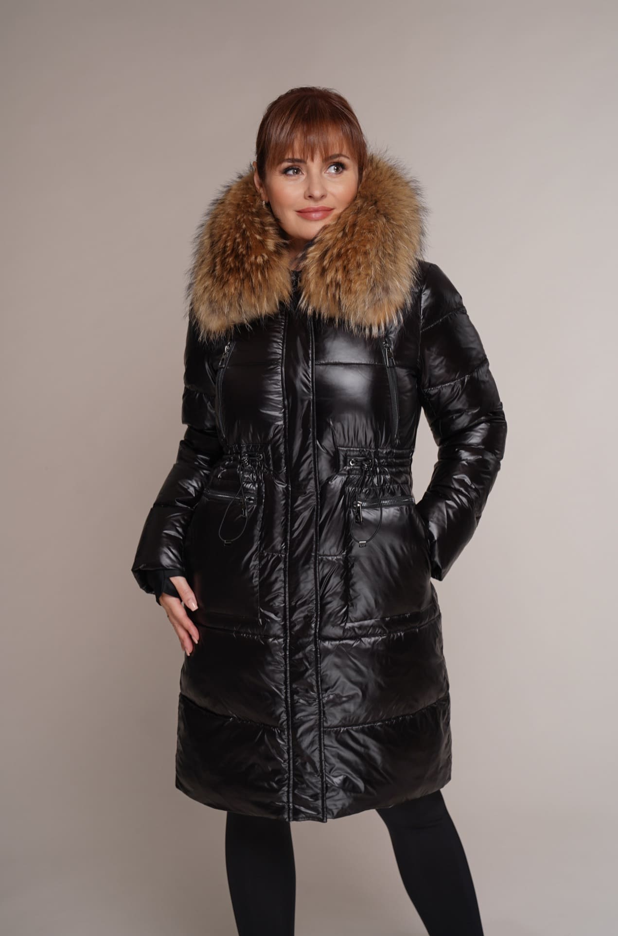 Art 920 | Wintermantel | schwarz | tailliert | glänzender | Waschbär | Kapuze | 38. und 40. DE-GR