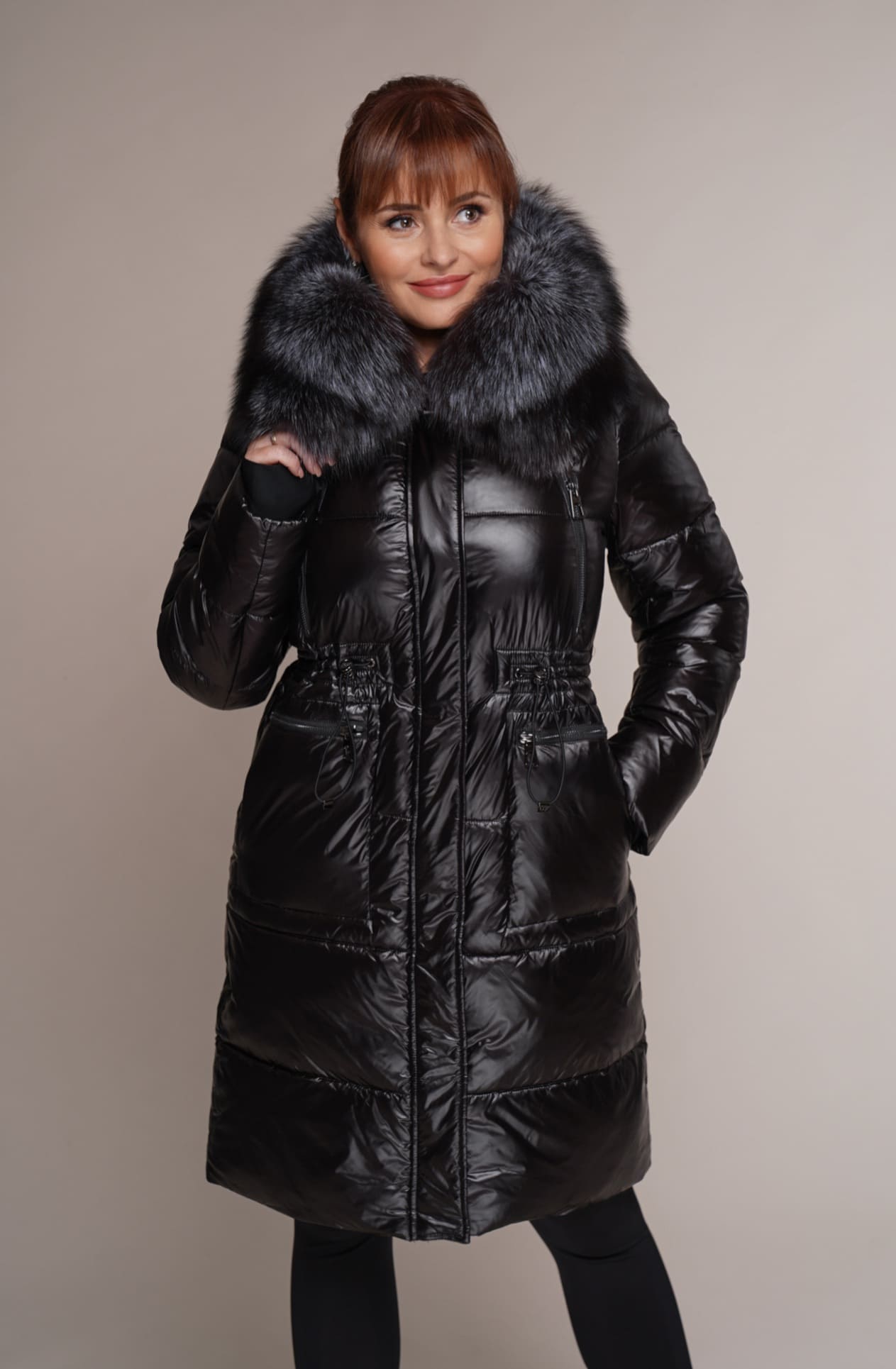 Art 920 | Wintermantel | schwarz | tailliert | glänzender | Silberfuchs | Kapuze | 38. und 40. DE-GR