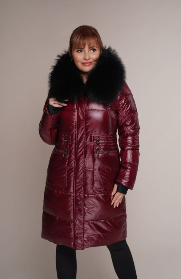 Art 920 | Wintermantel | weinrot | tailliert | glänzender | schwarzer Kragen | Waschbär | 40. und 42. DE-GR