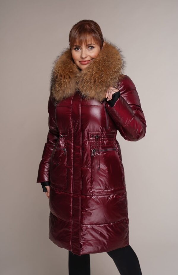Art 920 | Wintermantel | weinrot | tailliert | glänzender | Waschbär | Kapuze | 40. und 42. DE-GR