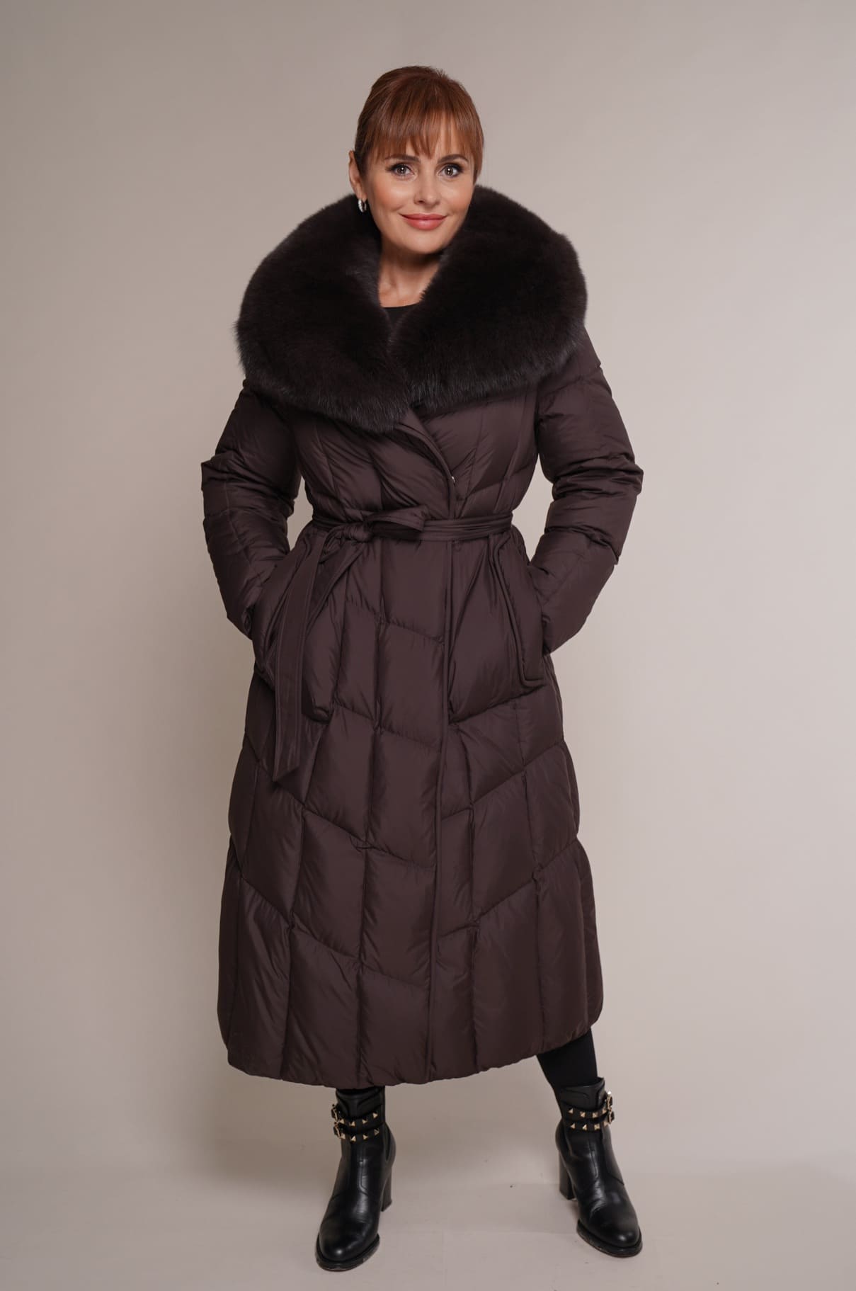 Art 1303 | Wintermantel | LANG | Dauen | braun | tailliert | ohne Kapuze | Polarfuchs | 36, 38, 40, 42, 44, 46, 48, 50. DE-GR