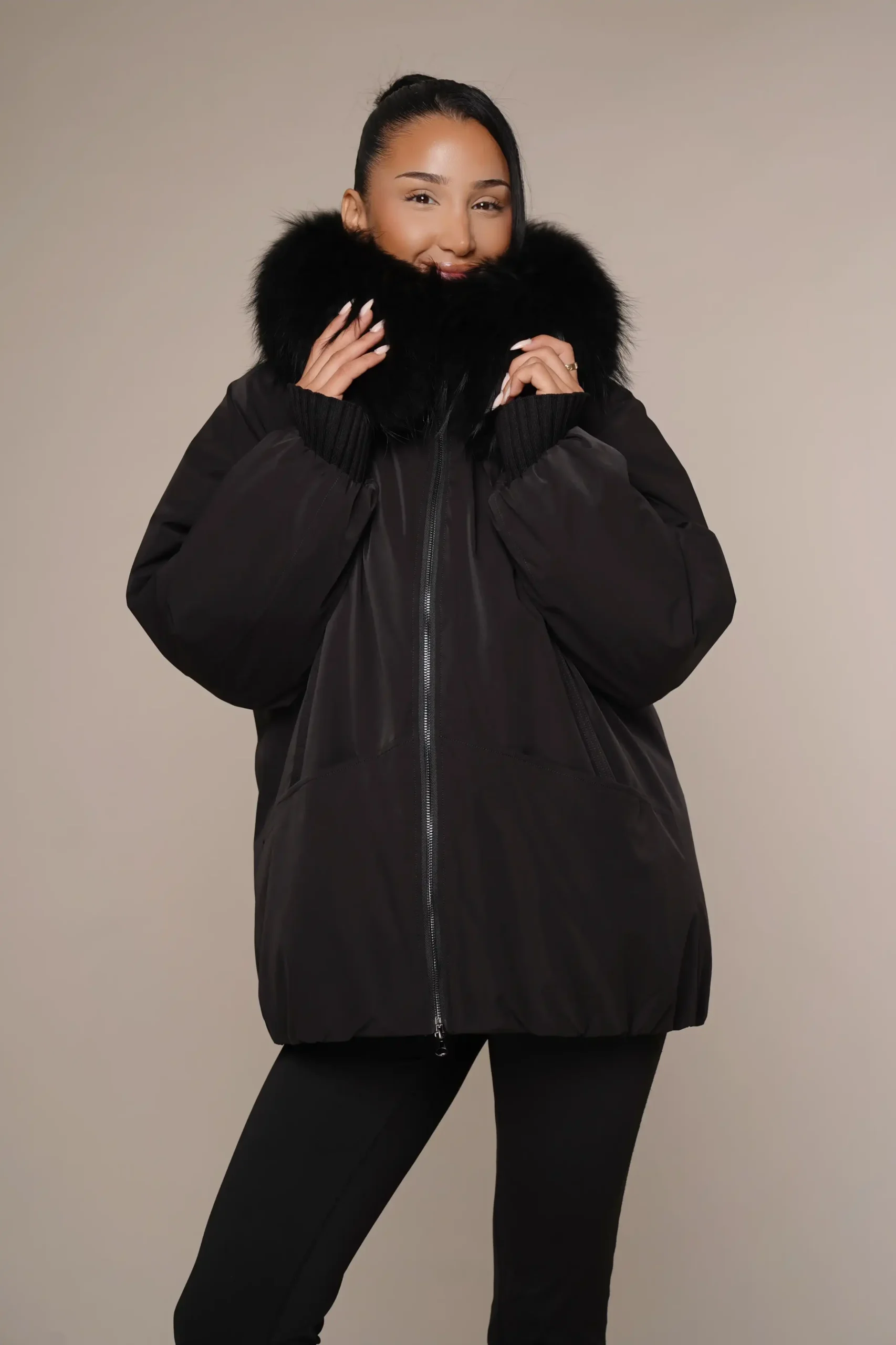 Art 026 | Winterjacke in schwarz mit Waschbärkragen in 40, 42, 44, 46, 48, 50. DE-GR