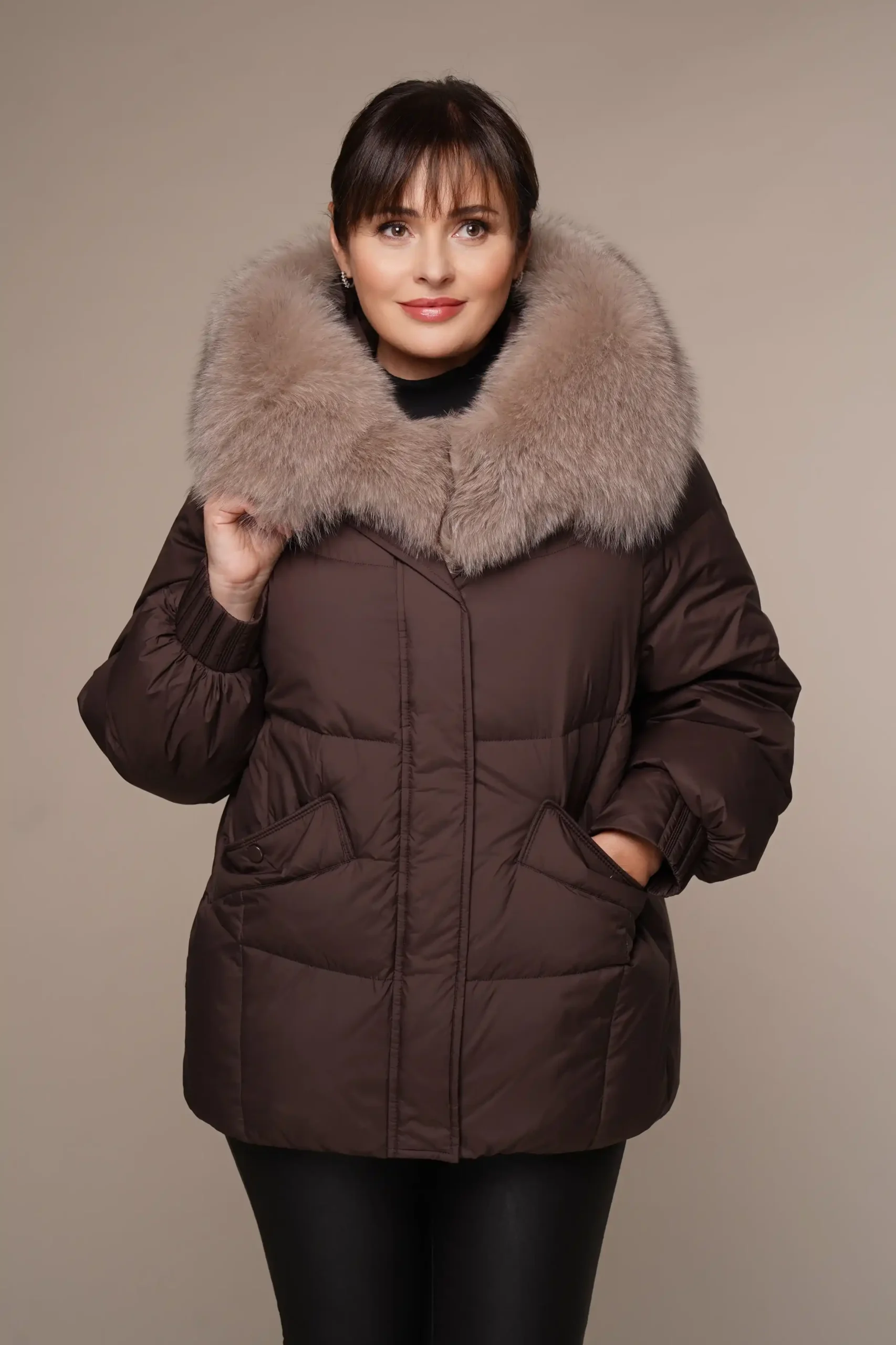 Art 23 | stilvolle braune Daunen-Winterjacke mit Polarfuchs-Besatz in 40, 42, 44, 46. DE-GR