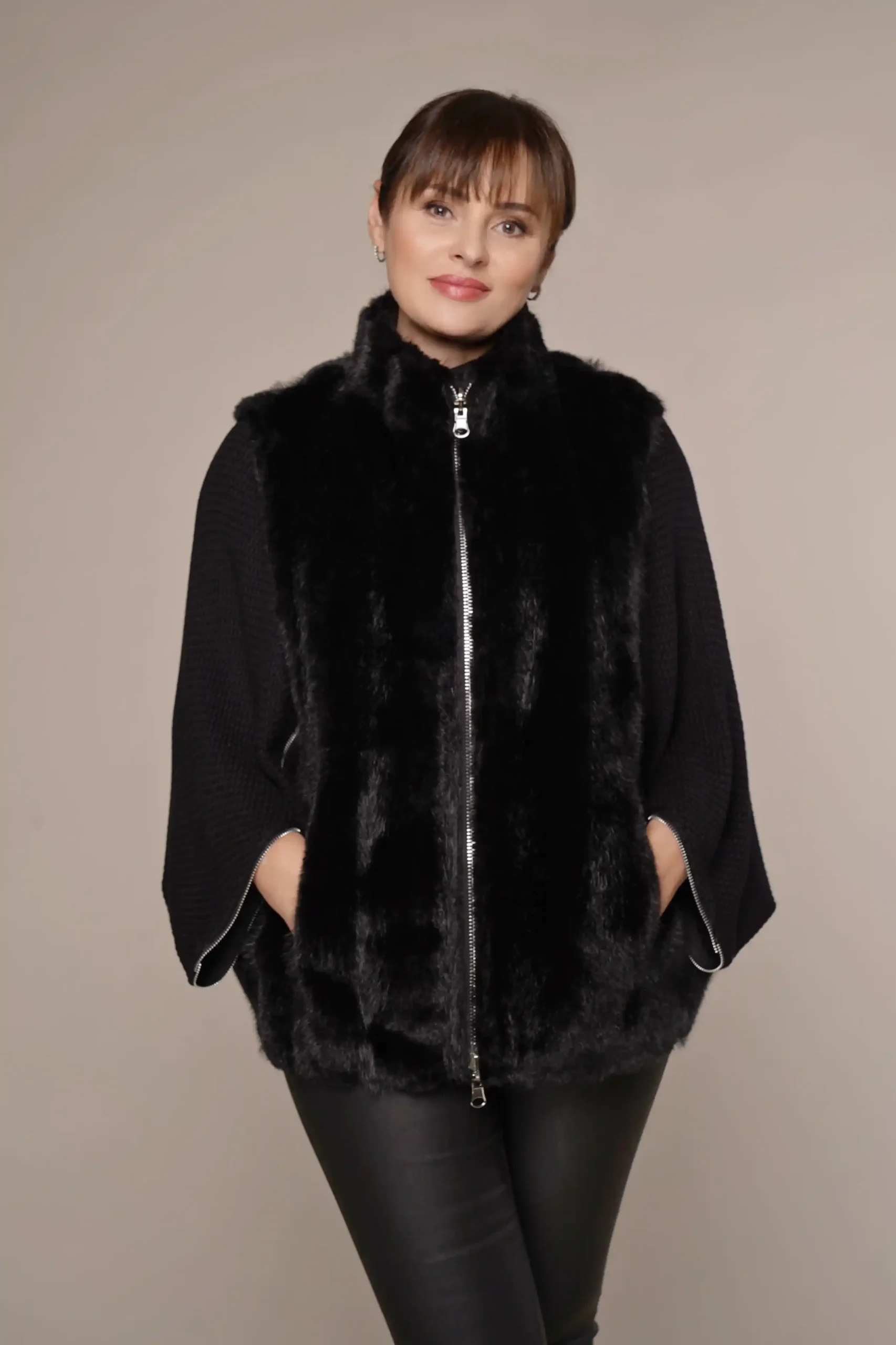 Art 085 | zweiseitige Übergangsjacke in schwarz aus Kunstfell und Kunstleder in 36, 38, 44, 46. DE-GR