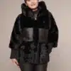 Art 119 | mit Kunstpelz kombinierte kurze schwarze Winterjacke in 36, 38, 40, 42, 44, 46. DE-GR