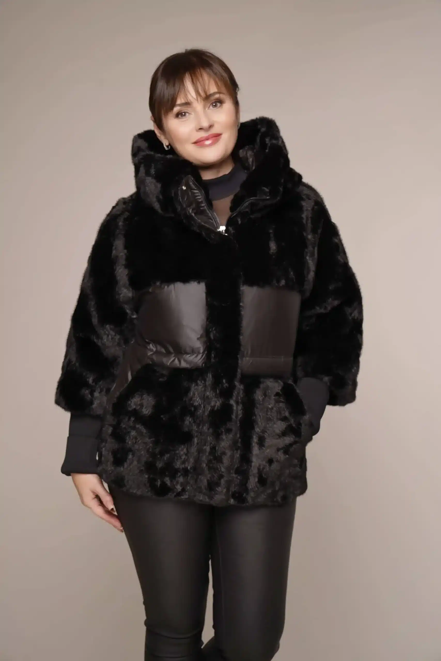 Art 119 | mit Kunstpelz kombinierte kurze schwarze Winterjacke in 36, 38, 40, 42, 44, 46. DE-GR