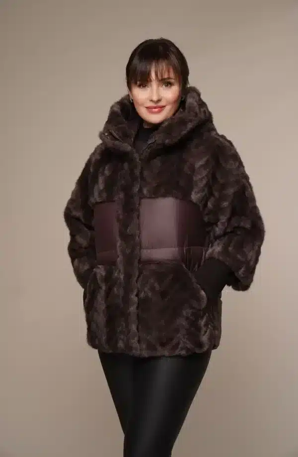 Art 119 | mit Kunstpelz kombinierte kurze braune Winterjacke in 36, 38, 40, 42, 44, 46. DE-GR
