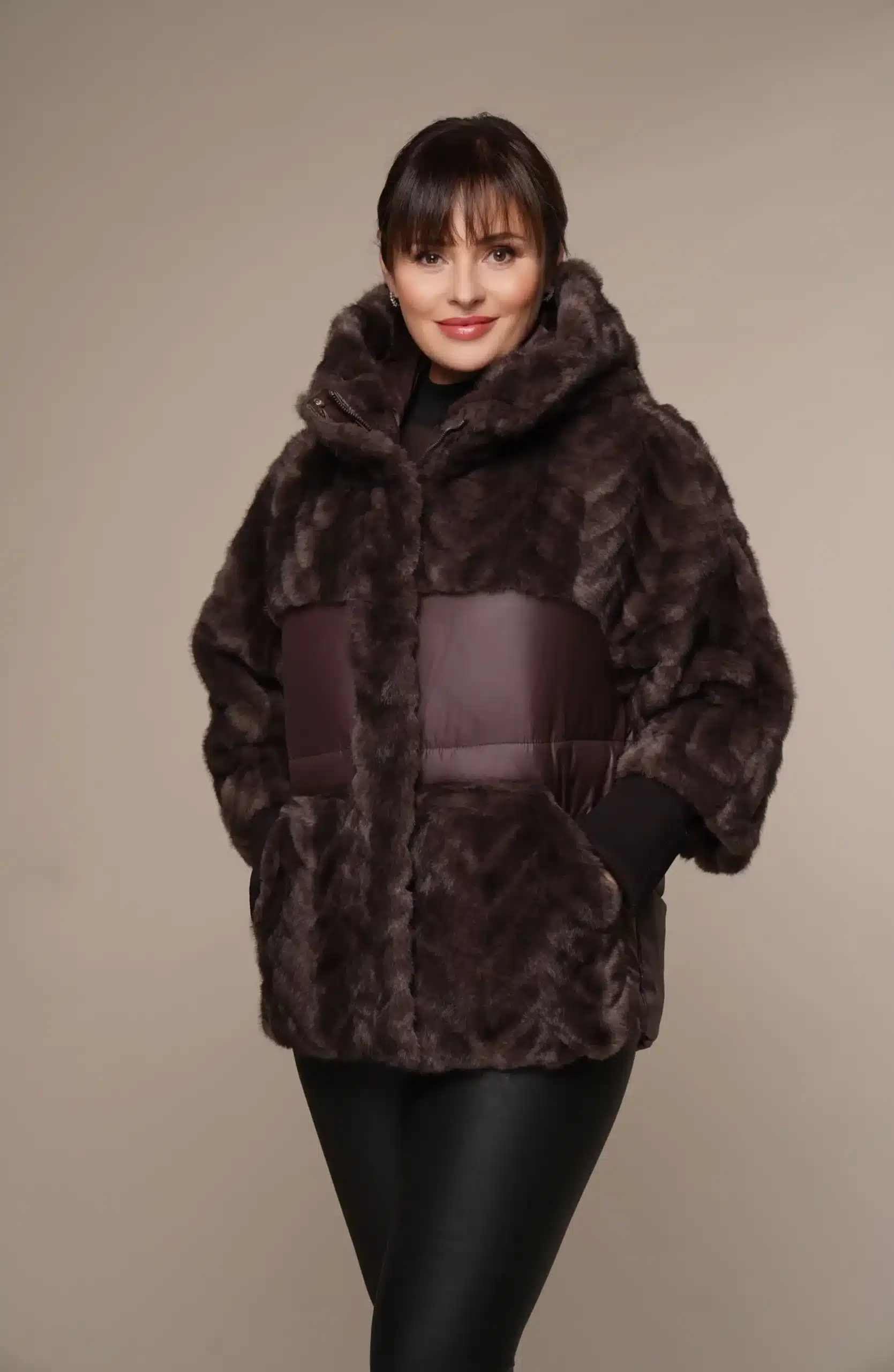 Art 119 | mit Kunstpelz kombinierte kurze raune Winterjacke in 36, 38, 40, 42, 44, 46. DE-GR