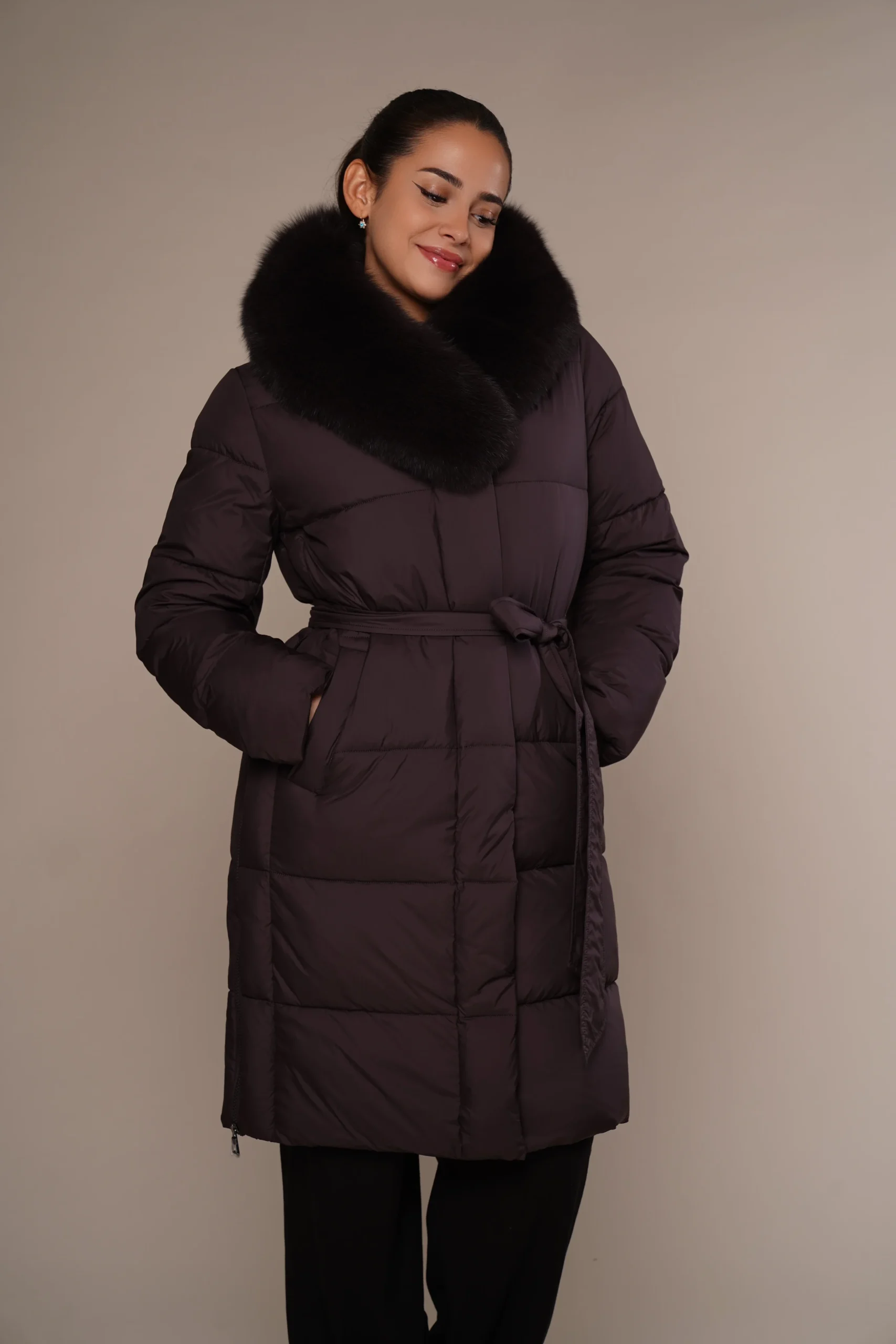 Art 152 | lange Winterjacke in Blaubeere Farbe mit Polarfuchskragen in 36, 38, 40, 42, 44. DE-GR
