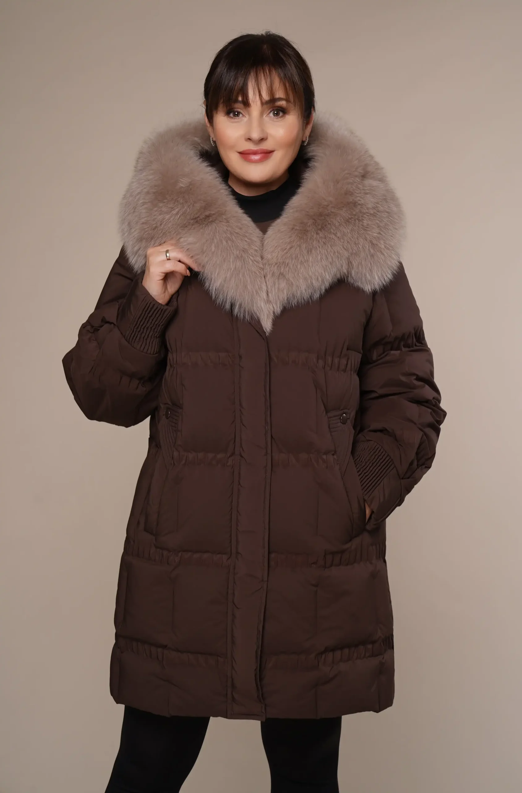 Art 23 | elegante braune Daunen-Winterjacke mit Polarfuchs-Besatz in 42, 44, 46, 48. DE-GR