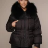 Art 230 | kurze taillierte Winterjacke in schwarz mit Waschbärkragen in 36, 38, 40, 42, 44. DE-GR