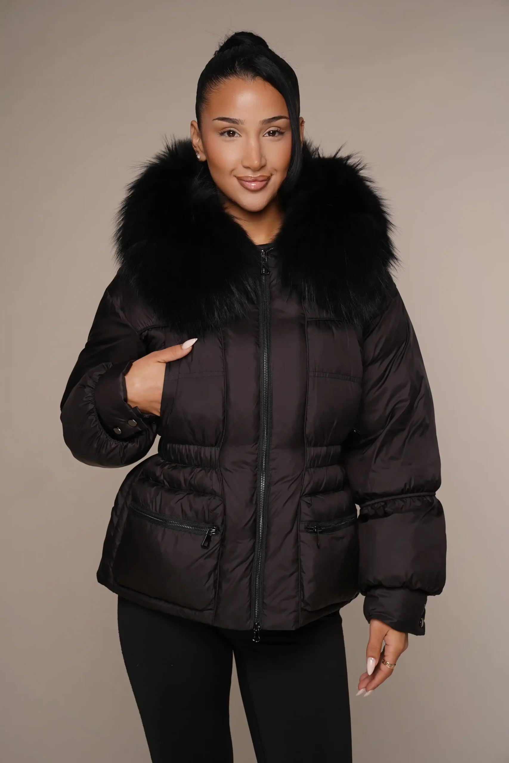 Art 230 | kurze taillierte Winterjacke in schwarz mit Waschbärkragen in 36, 38, 40, 42, 44. DE-GR