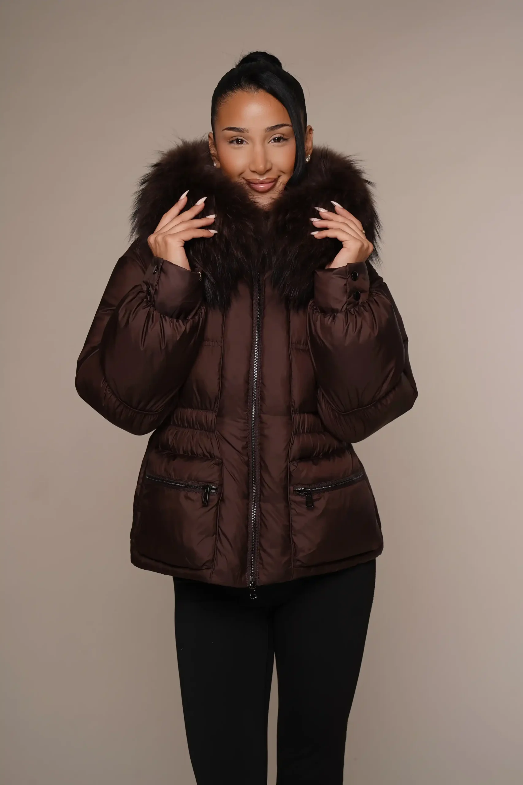 Art 230 | kurze taillierte Winterjacke in schokaladenbraun mit Waschbärkragen in 36, 38, 40, 42, 44. DE-GR