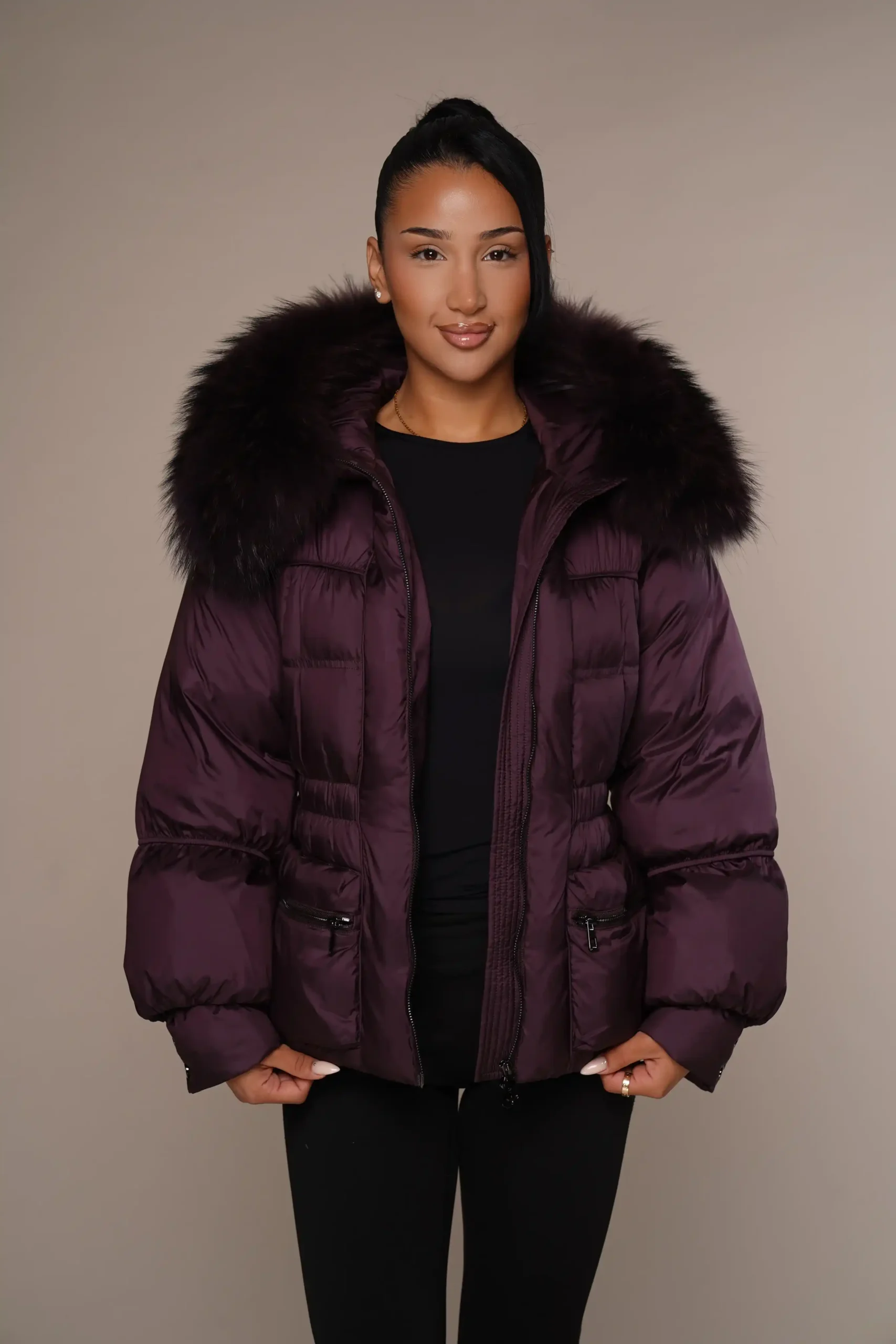 Art 230 | kurze taillierte Winterjacke in dunkel Lila mit Waschbärkragen in 36, 38, 40, 42, 44. DE-GR