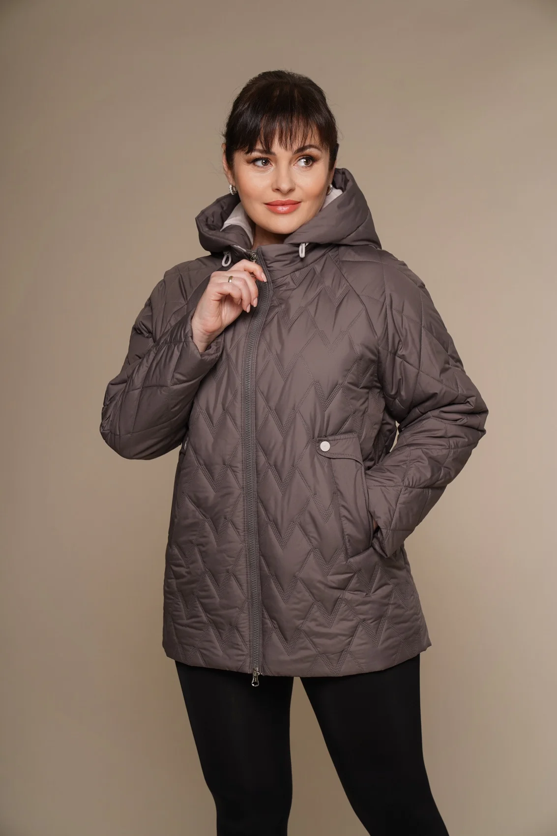 Art 5098 | Steppjacke in Kakaofarbe mit abnehmbarer Kapuze in 46. DE-GR