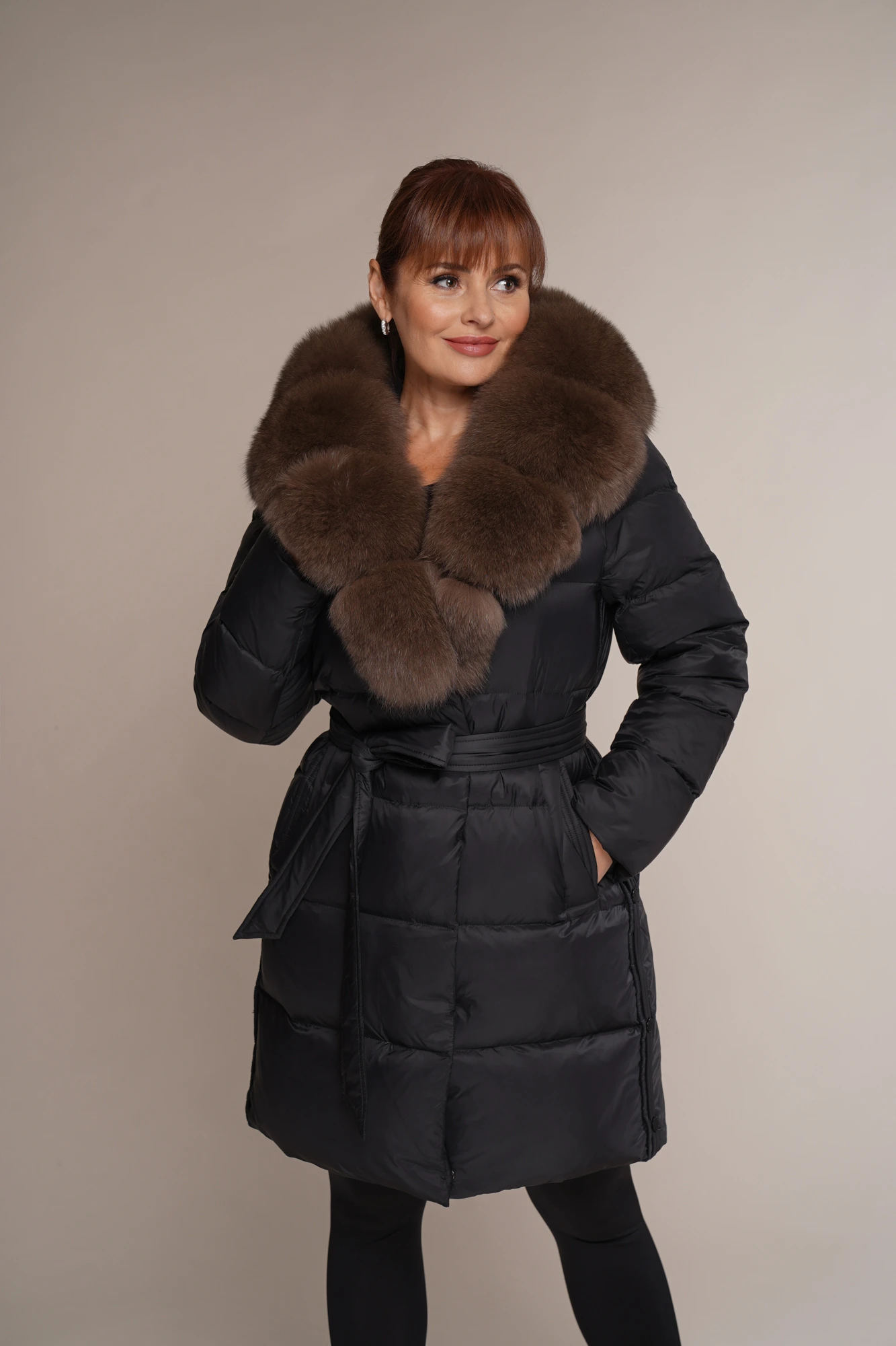 Art 528 | schwarze Winterjacke mit XXL-Polarfuchskragen in 38, 40, 42, 44. DE-GR