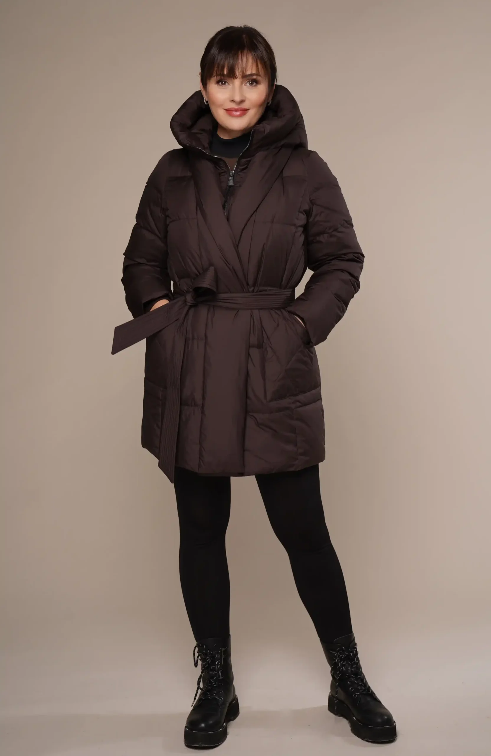 Art 5780 | stilvolle schokoladenbraune Daunenjacke mit Kapuze in 36. und 42. DE-GR