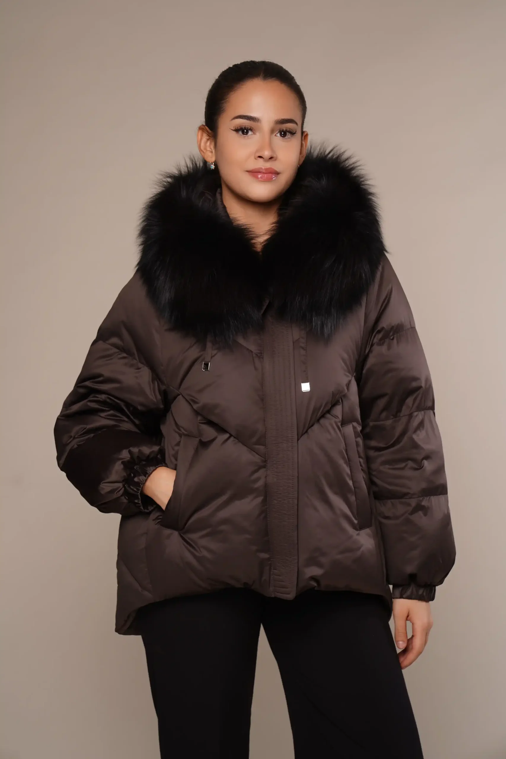 Art 621 | breite Daunenjacke in braun mit Waschbärkragen von 36. bis 50. DE-GR