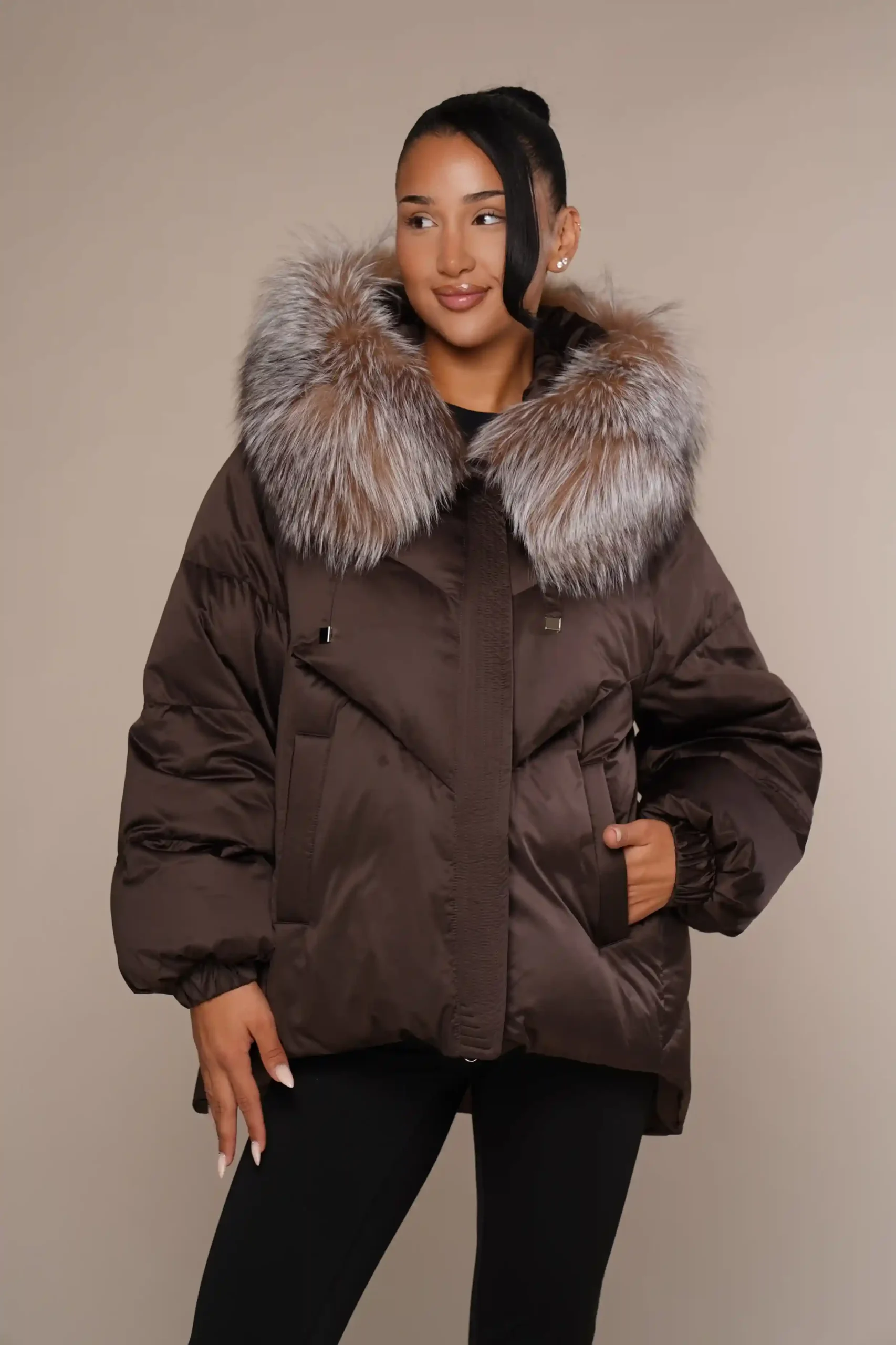 Art 621 | breite Daunenjacke in braun mit Silberfuchskragen von 36. bis 50. DE-GR