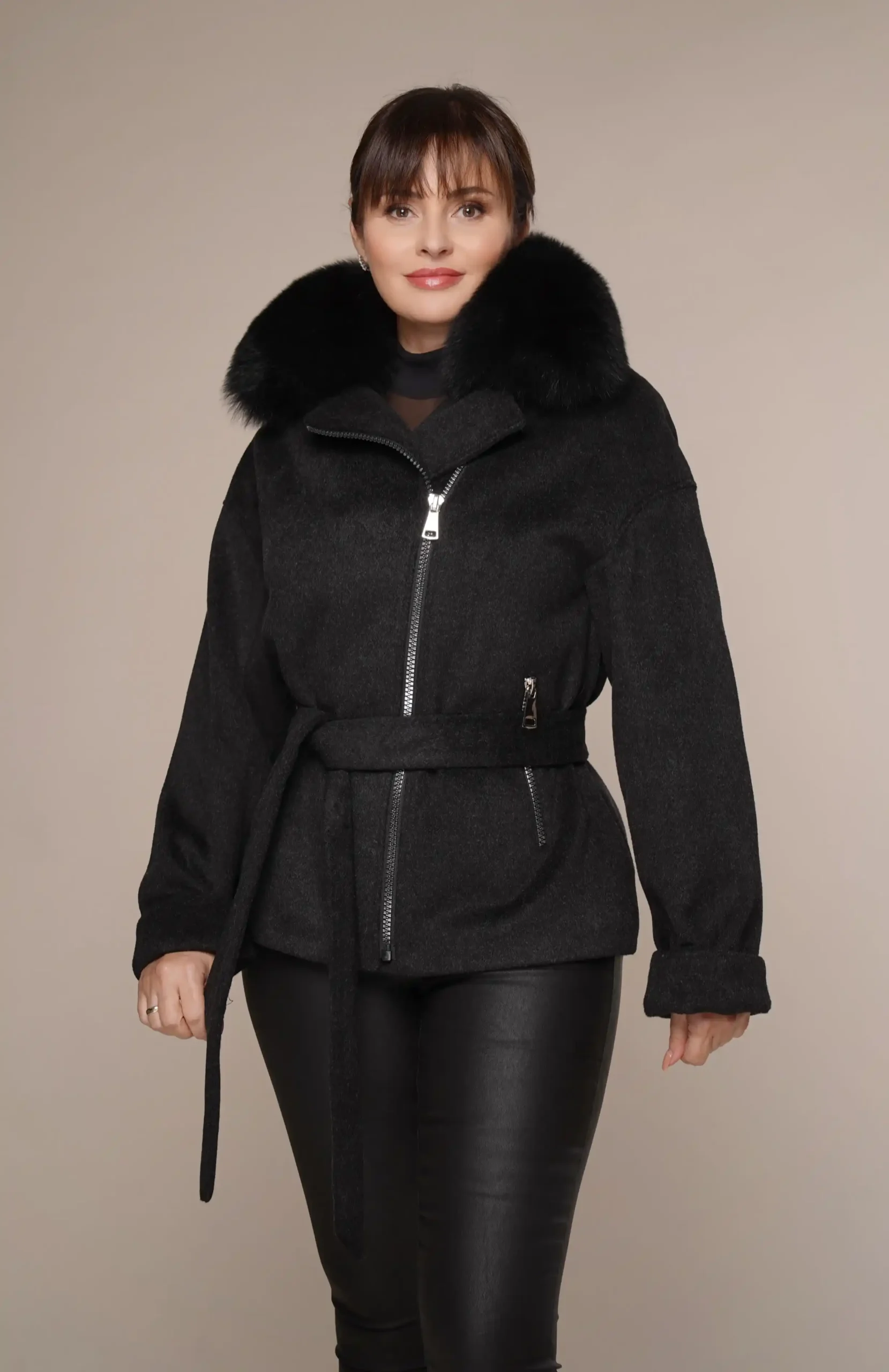 Art 6703 | "Perfecto"Jacke in grau aus 100% Wolle mit Polarfuchs auf Kragen in 40. DE-GR
