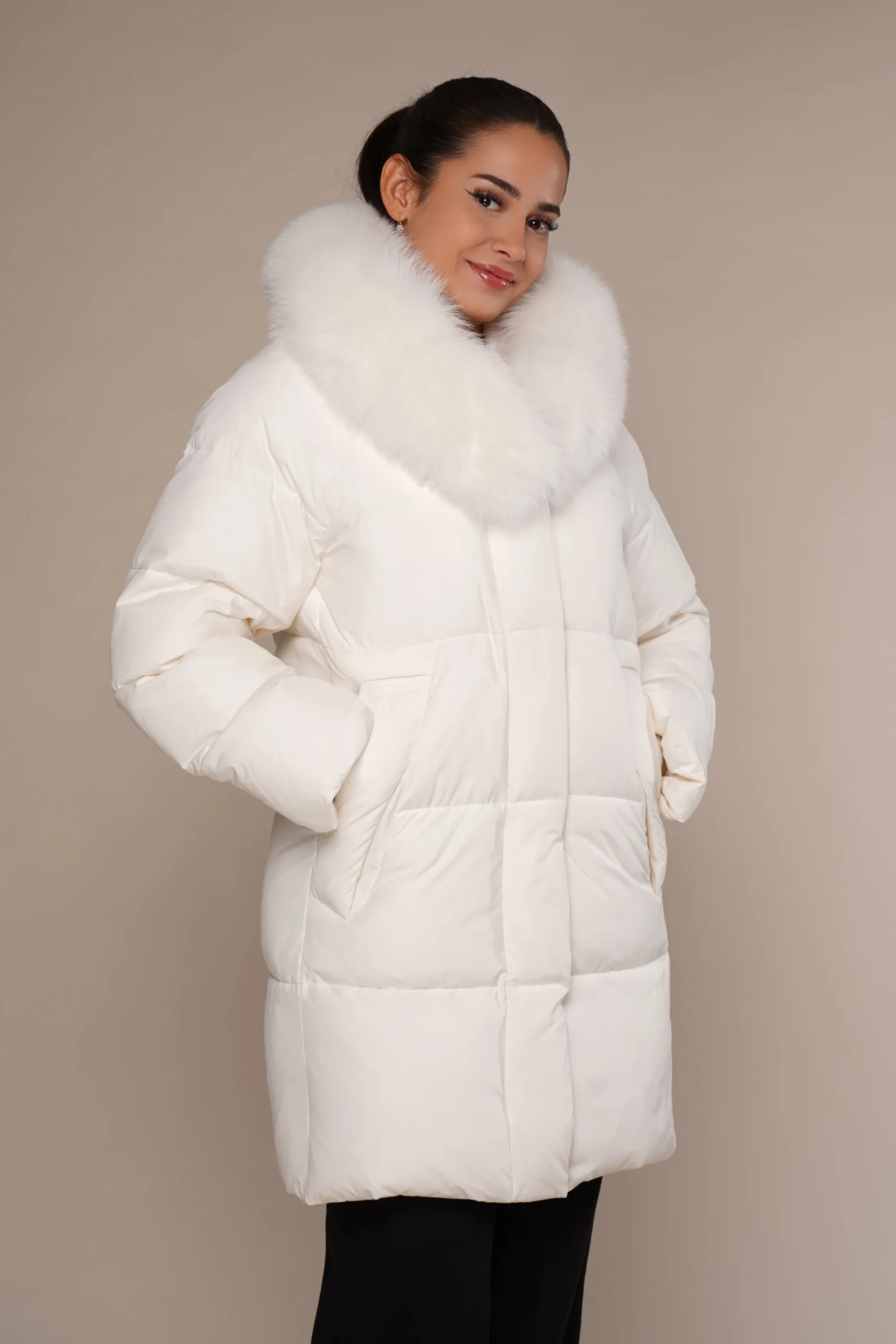 Art 687 | lange Winterjacke in schneeweiß mit Polarfuchskragen in 36, 38, 40, 42, 44. DE-GR
