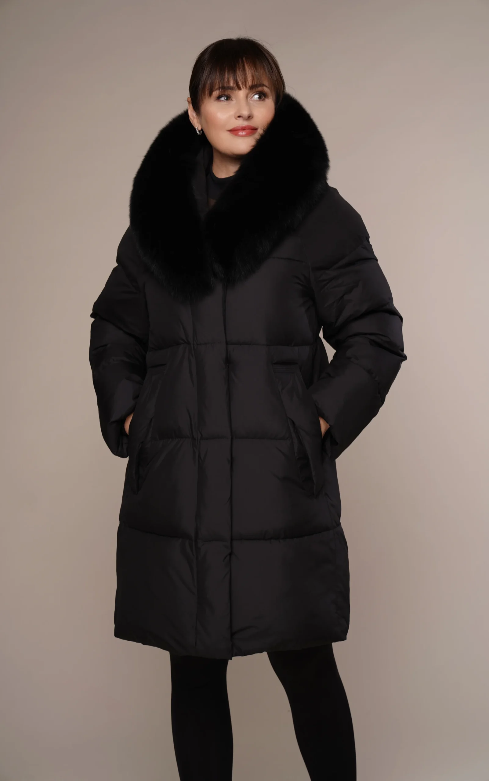 Art 687 | lange Winterjacke in schwarz mit Polarfuchskragen in 36, 38, 40, 42, 44. DE-GR