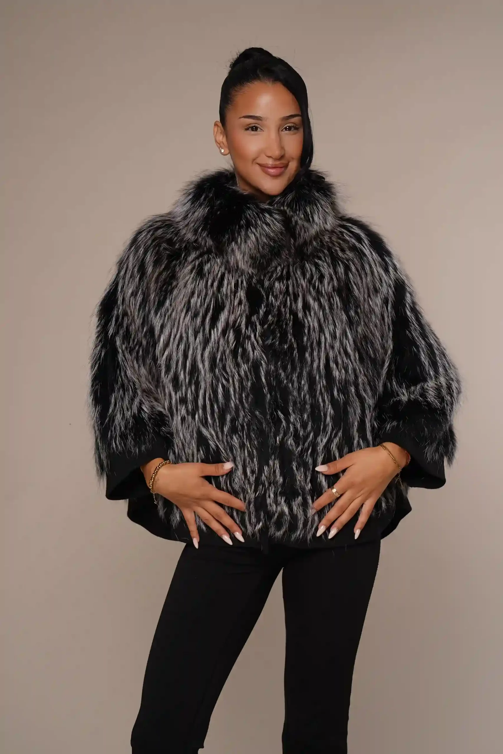 Art 013 | kurze Jacke aus Silberfuchs mit Fledermausärmeln in 36. DE-GR